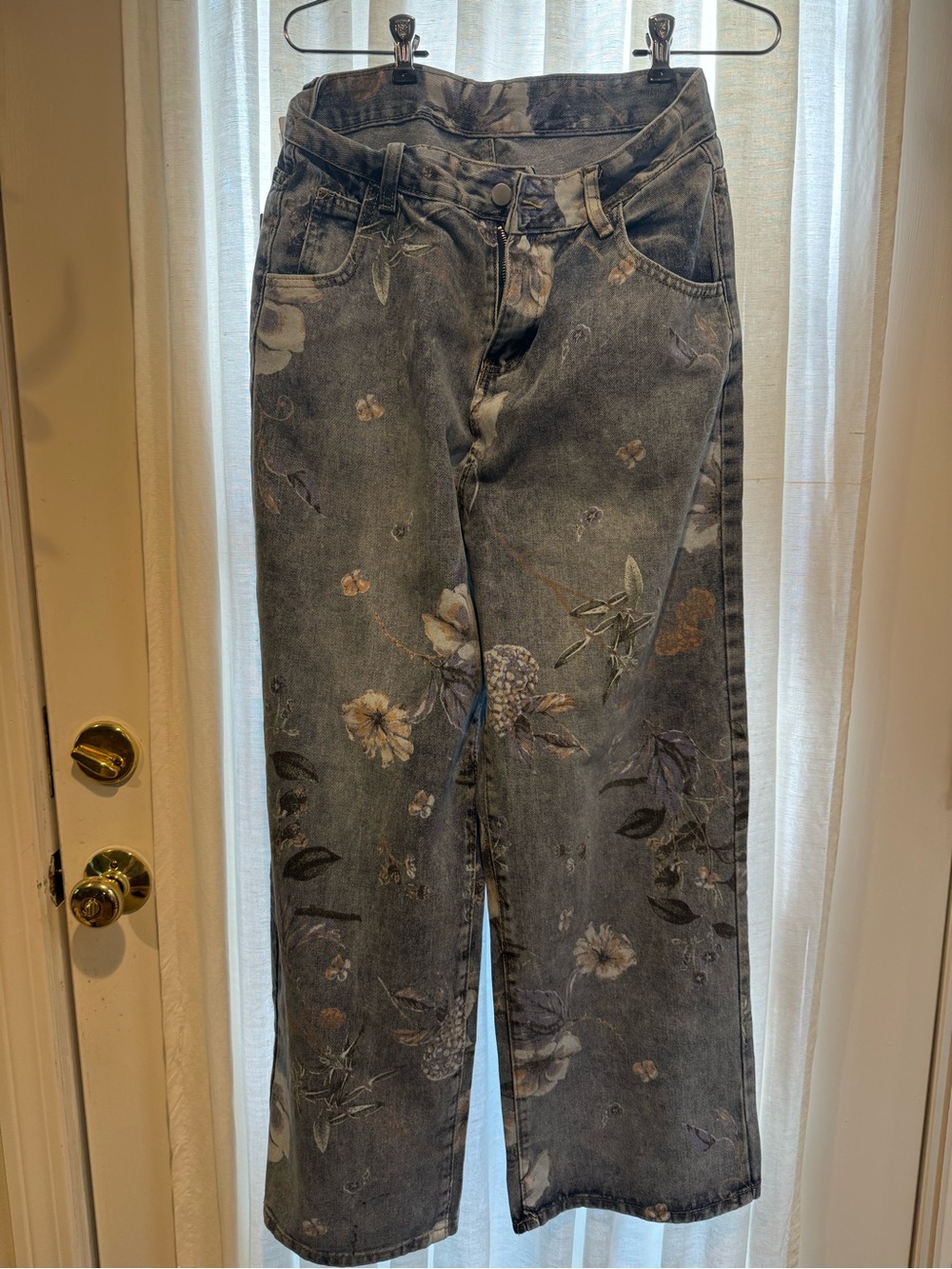 Floral Print Gray Women's Jeans waist 31” hips 41”
Inseam 28”